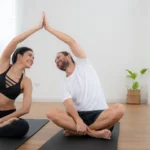 cuplu care practica yoga la un curs de yoga