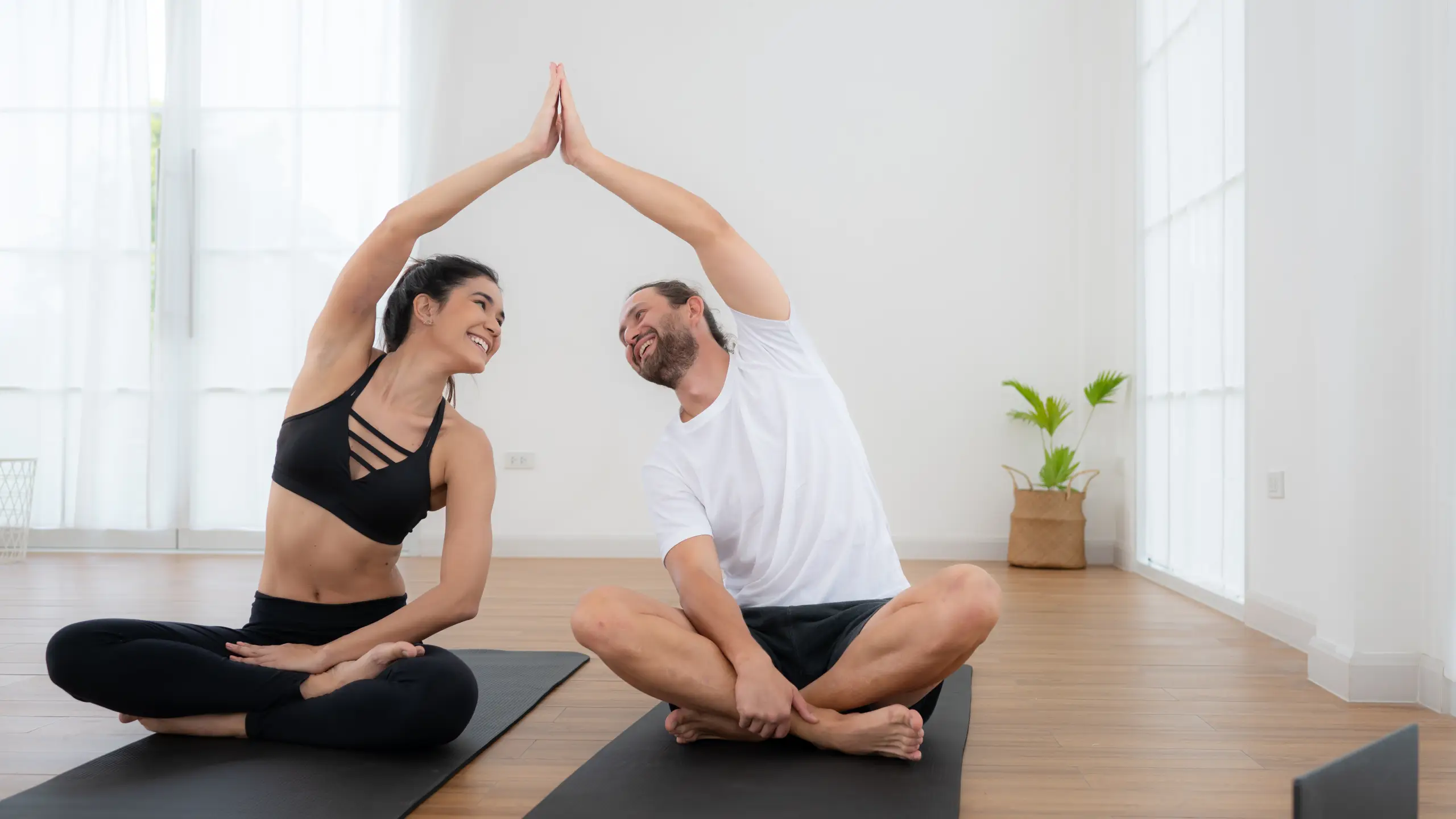 cuplu care practica yoga la un curs de yoga