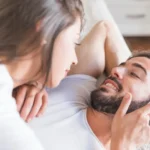 femeie ce initiaza un masaj tantric pentru cupluri, ii atinge fata barbatului
