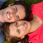 cuplu fericit dupa o sedinta de tantra in Bucuresti