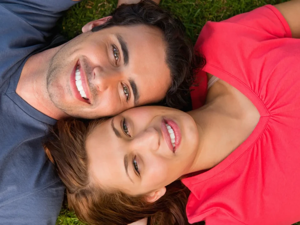 cuplu fericit dupa o sedinta de tantra in Bucuresti