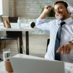 barbat fericit la munca dupa ce a practicat tantra in Bucuresti